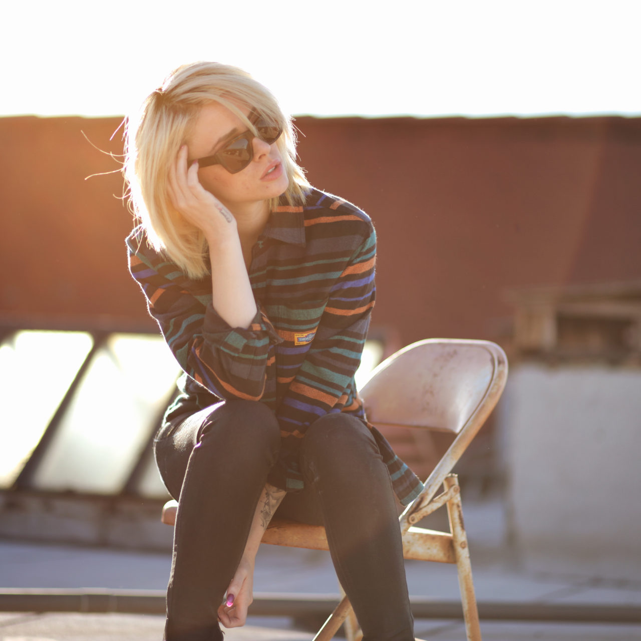 Харизматичная блондинка в солнечных очках любит секс на открытом воздухе потому что это волнует ее много